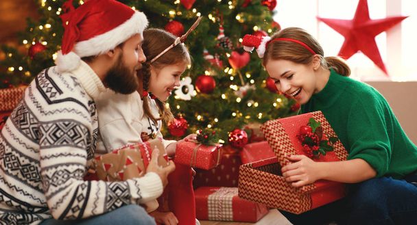 glückliche Familienmutter, Vater und Kind mit Geschenken kurz vor Weihnachten - Foto, Bild