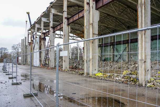 reconstrução e ampliação de um antigo salão de fábrica
 - Foto, Imagem