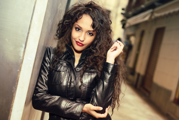 Belle femme noire en fond urbain portant jacke en cuir
 - Photo, image