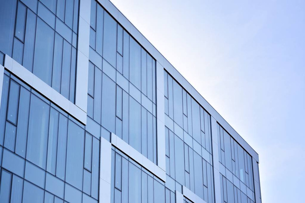 Moderna pared del edificio de oficinas de acero y vidrio con cielo azul
 - Foto, imagen