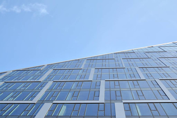 Moderna pared del edificio de oficinas de acero y vidrio con cielo azul
 - Foto, Imagen