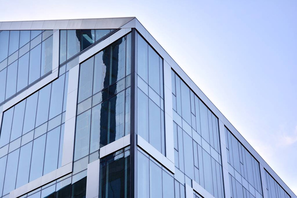 Стена современного офисного здания из стали и стекла с голубым небом
 - Фото, изображение
