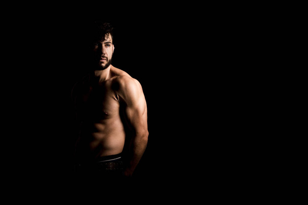 Bodybuilder posiert, sportlicher Typ männliche Power, Fitness muskulöser Mann,  - Foto, Bild
