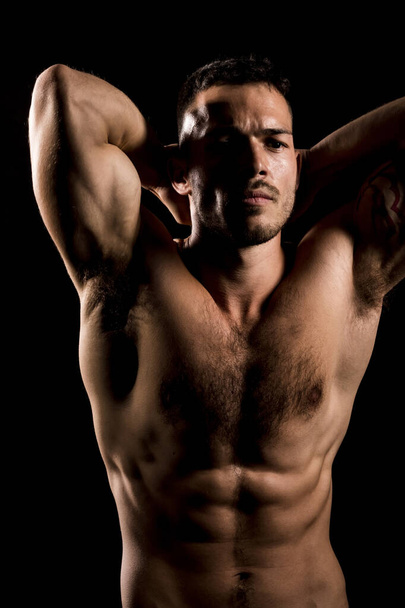 Bodybuilder posiert, sportlicher Typ männliche Power, Fitness muskulöser Mann,  - Foto, Bild