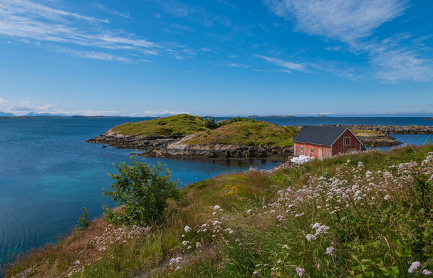 Pittoresk vissersdorp en haven van Bud, vlakbij Molde, Noorwegen. juli 2019 - Foto, afbeelding