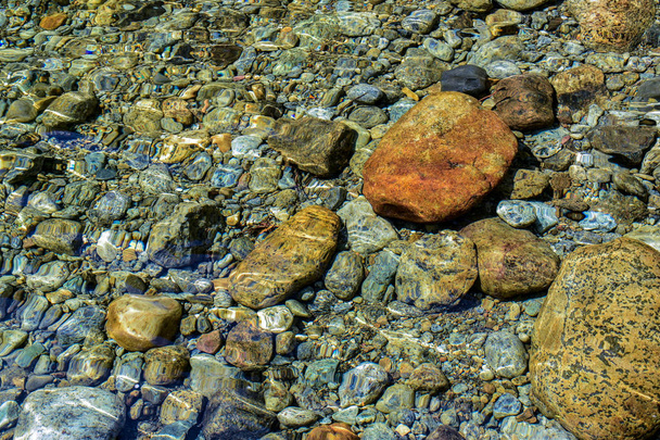 Skály a kameny pod vodou u Splitských skalních vodopádů Ponorná kotlina v Římě, New York - Fotografie, Obrázek
