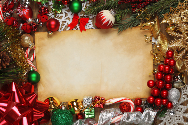 Carta bianca circondata da ornamenti natalizi, decorazioni e
  - Foto, immagini