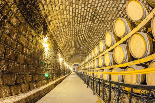  Wijnkelder met houten vaten - Foto, afbeelding