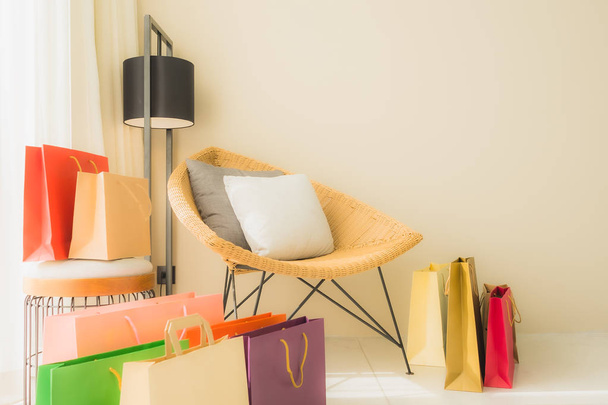 Sedia vuota decorazione interna del soggiorno con shopping bag
 - Foto, immagini