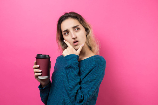 コーヒーを飲みながらオレンジのセーターに身を包んだグラマーな女性 - 写真・画像