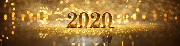 2020 'de yeni yılı kutlayan parlak altın rakamlar ya da Chris - Fotoğraf, Görsel