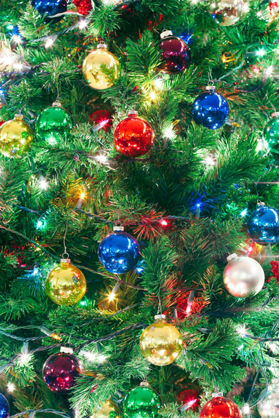 Primer plano de un árbol de Navidad decorado con luces y adornos
 - Foto, imagen