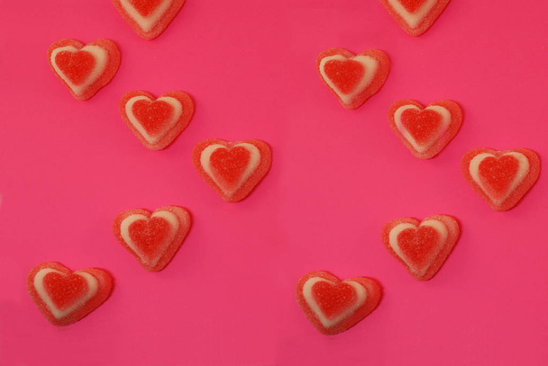 Γλυκά μαρμελάδας σε ζάχαρη και σε σχήμα καρδιάς σε φωτεινό φόντο. - Φωτογραφία, εικόνα
