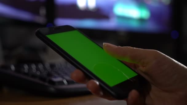 Close-up van een telefoon met een groen scherm. - Video
