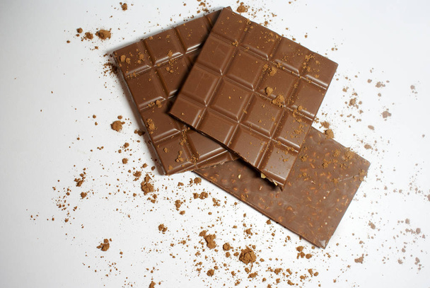 Schokoladenbonbons auf weißem Hintergrund, Dessert. - Foto, Bild