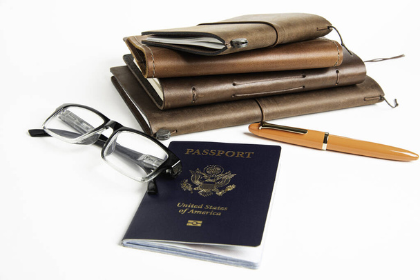 Amerikaans paspoort met reisartikelen - Foto, afbeelding