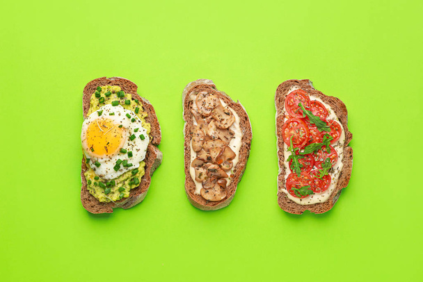 Leckere Sandwiches auf farbigem Hintergrund - Foto, Bild