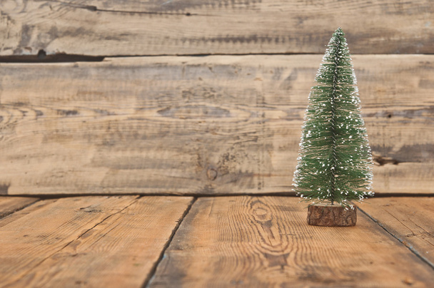 Pequena árvore de Natal de brinquedo na velha mesa de madeira
 - Foto, Imagem