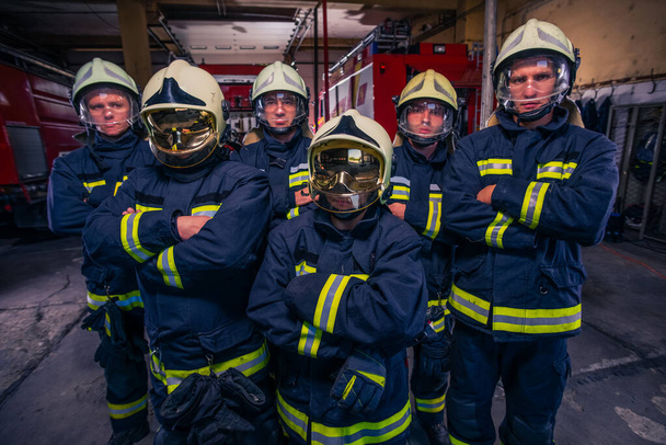Πορτρέτο της ομάδας πυροσβέστες μπροστά από πυροσβεστικό όχημα στο εσωτερικό του  - Φωτογραφία, εικόνα