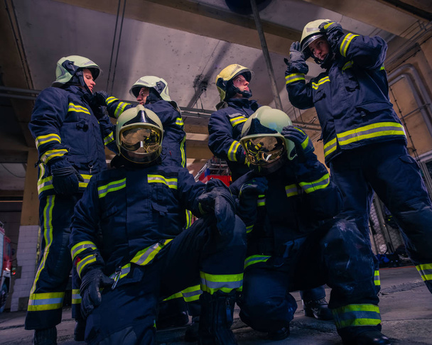 Csoportos tűzoltók portréja a tűzoltókocsi előtt  - Fotó, kép