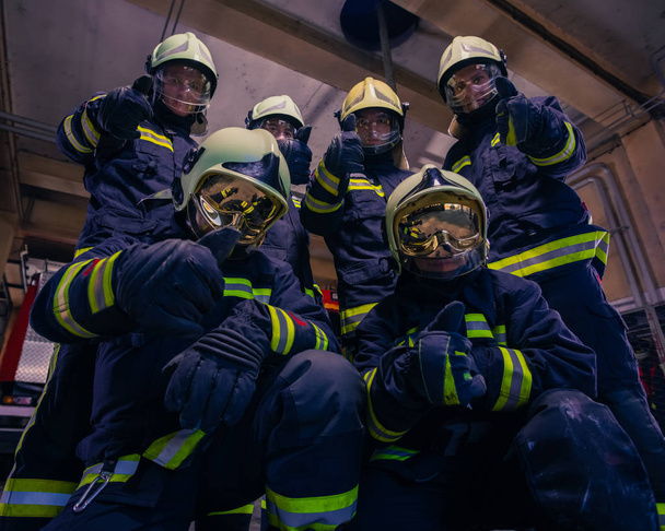 Портрет группы пожарных в защитной форме - Фото, изображение