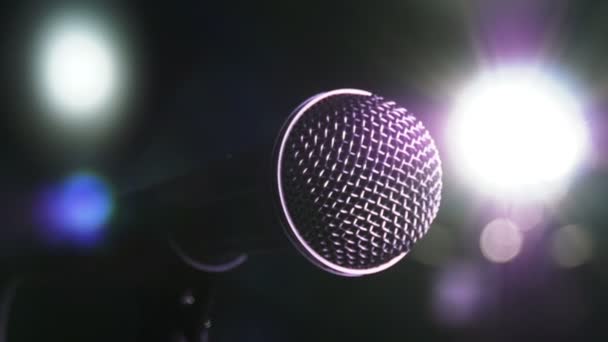 Sahnedeki mikrofon bulanık ışıkların arka planında - Video, Çekim