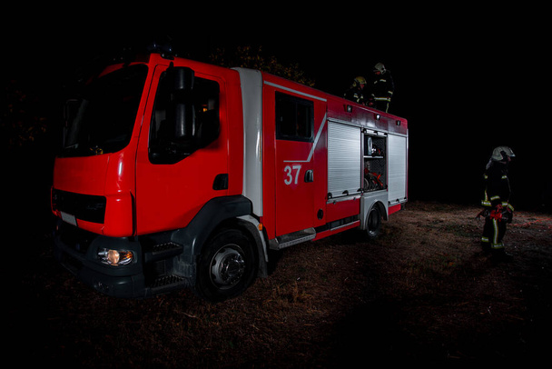 Équipe de pompiers sur les lieux d'un incendie  - Photo, image
