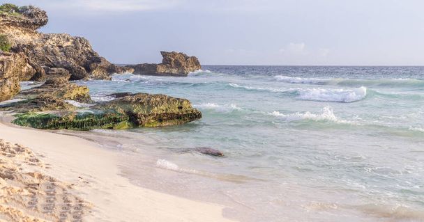 Karibik Küste mit Felsen und hallo brechen - Foto, Bild