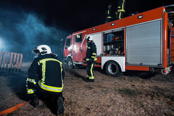 Пожарные бригады в действии в ночное время - Фото, изображение