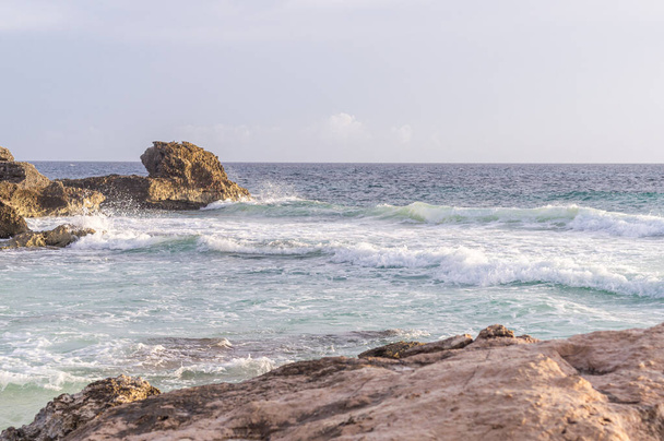 Καραϊβική ακτή της θάλασσας με βράχια και σπάσιμο γεια - Φωτογραφία, εικόνα