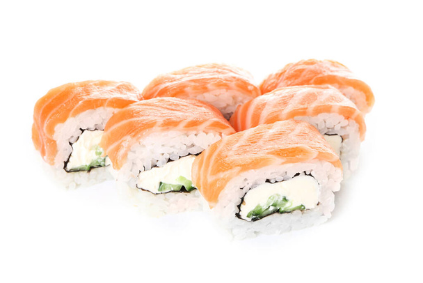 Maukas sushi rullaa valkoisella taustalla
 - Valokuva, kuva