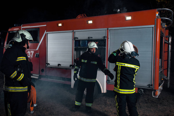 Operação de combate a incêndios à noite - Foto, Imagem