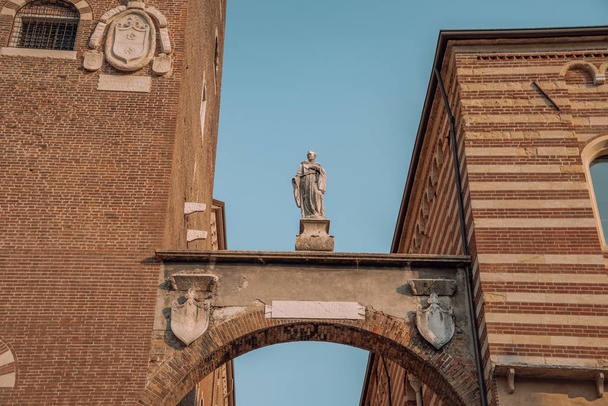 Middeleeuws stenen standbeeld op de balk op Piazza dei Signori, in Verona, Italië - Foto, afbeelding
