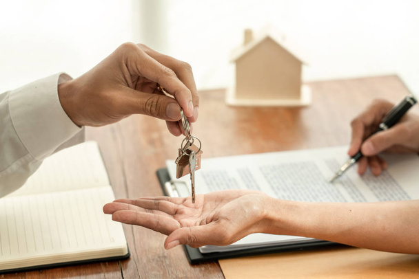 Real Estate developer Agent and sign on document giving keys of  - Foto, imagen