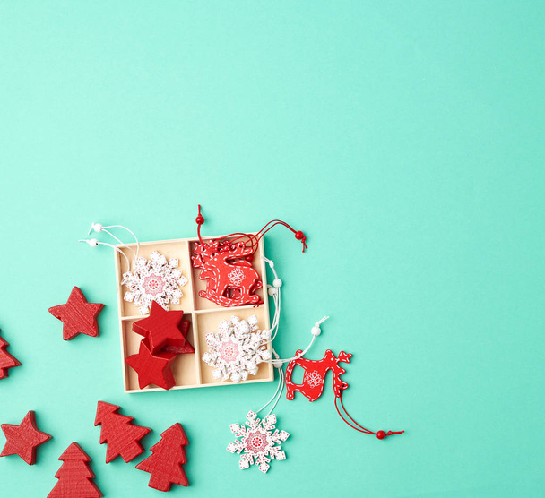 decoraciones de Navidad talladas en madera para el árbol de vacaciones en un gr
 - Foto, Imagen