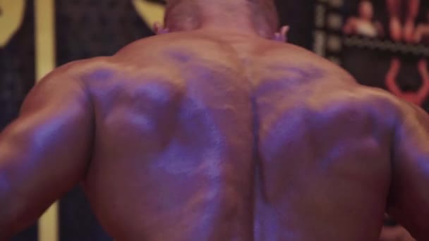 Male bodybuilder is showing his body. Bodybuilding - Filmagem, Vídeo