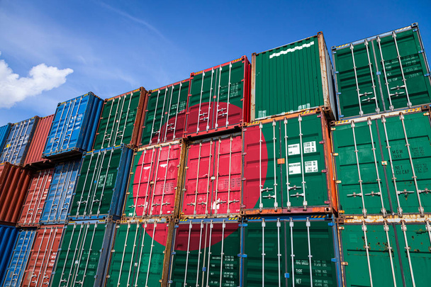 Державний прапор Бангладеш на великій кількості металевих контейнерів для зберігання товарів, складених рядами один над одним. Концепція зберігання товарів імпортерами, експортерами - Фото, зображення