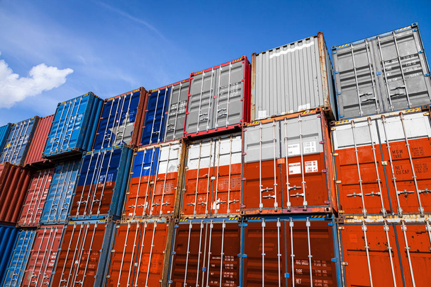Державний прапор Чилі на великій кількості металевих контейнерів для зберігання товарів, складених рядами один над одним. Концепція зберігання товарів імпортерами, експортерами - Фото, зображення
