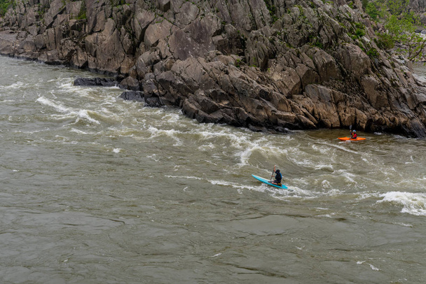 Dwóch mężczyzn na Kayaks wiosłujących na rzece - Zdjęcie, obraz