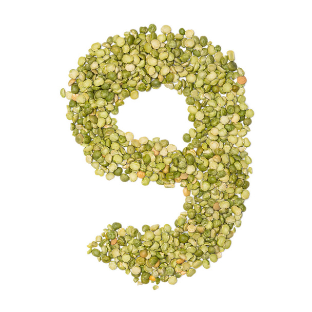 白の孤立した背景に新鮮な緑の刻んだエンドウ豆からアラビア数字の「 9 」。エンドウ豆から作られた食品パターン。デザインのための明るい数字。エンドウ豆のシリアル - 写真・画像