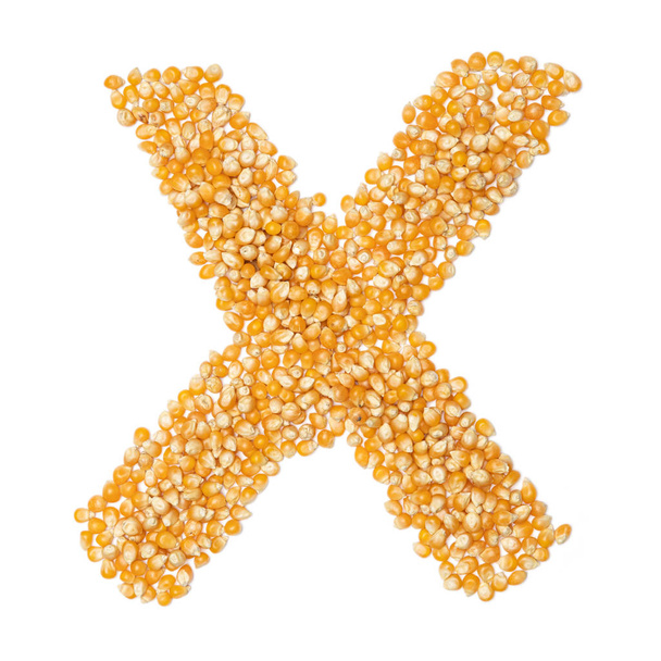 Літера X англійського алфавіту з жовтого сухої кукурудзи на білому ізольованому тлі. Їжа виготовлена з кукурудзи. Яскравий алфавіт для магазинів. зерно для кукурудзяної каші. - Фото, зображення