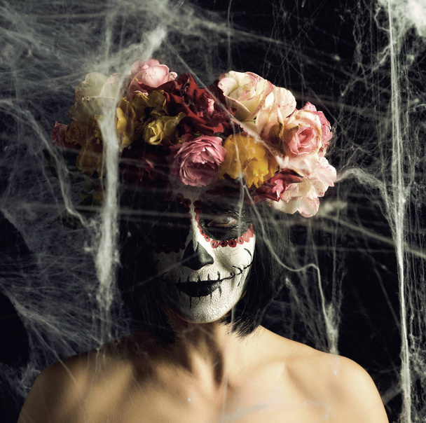 Menina bonita com máscara de morte mexicana tradicional. Gato Calavera
 - Foto, Imagem