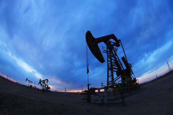 силуэт нефтяного насоса
 - Фото, изображение