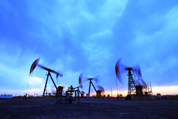the silhouette of the oil pump - 写真・画像