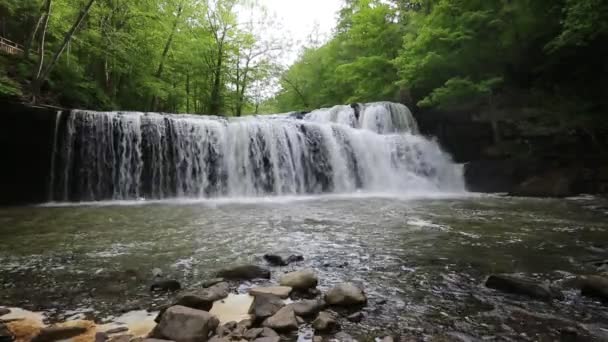 Krajobraz z wodospadem Brush Creek - Wirginia Zachodnia - Materiał filmowy, wideo