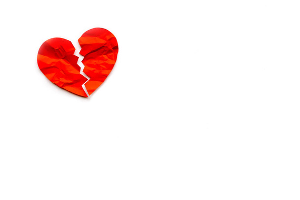 Papel rojo corazón roto sobre fondo blanco
 - Foto, Imagen