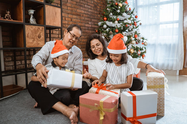 familie uitwisseling cadeau tijdens kerst - Foto, afbeelding