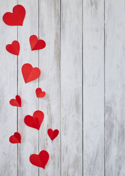 Coeurs en papier rouge sur table en bois blanc
 - Photo, image