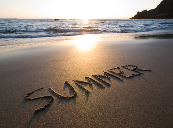 Word summer written in the sand - Фото, изображение