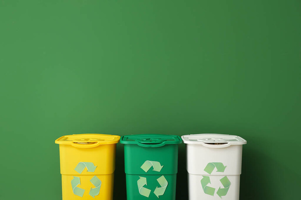 Conteneurs pour ordures près du mur de couleur. Concept de recyclage
 - Photo, image